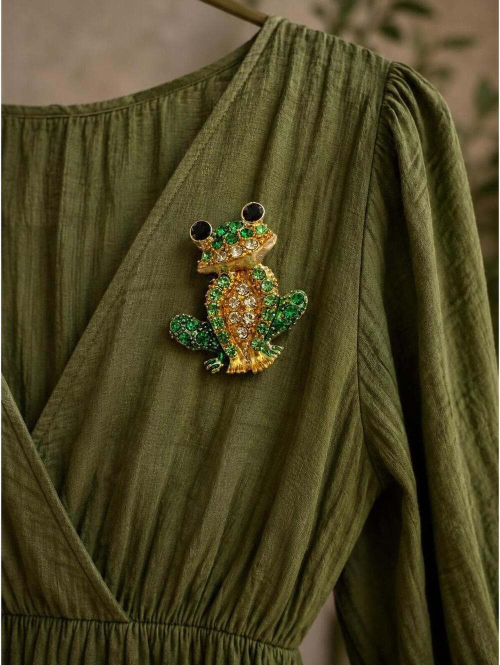 BOHO Frog Brooch Pin. NEW In Box. Perfect For A Summer Outfit. Bohemian. Earthy.
